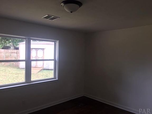 5th image of 632 Woodbine Dr