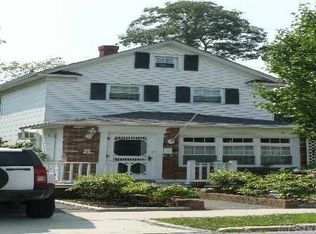 8 Roosevelt St, Bay Shore, NY 11706