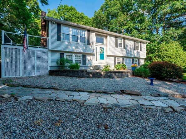 21 Emerald Drive, Derry, NH 03038