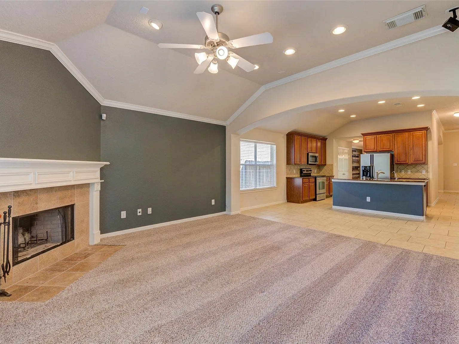 3 bed, 2.0 bath, 1880 sqft, $2,100 — Photo 2