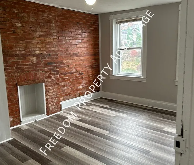 905 Cherokee St — Photo 1