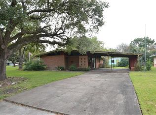 105 Oakridge Dr, Hitchcock, TX 77563
