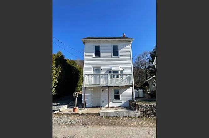 3 bed, 1.5 bath, 983 sqft, $1,295 — Photo 1