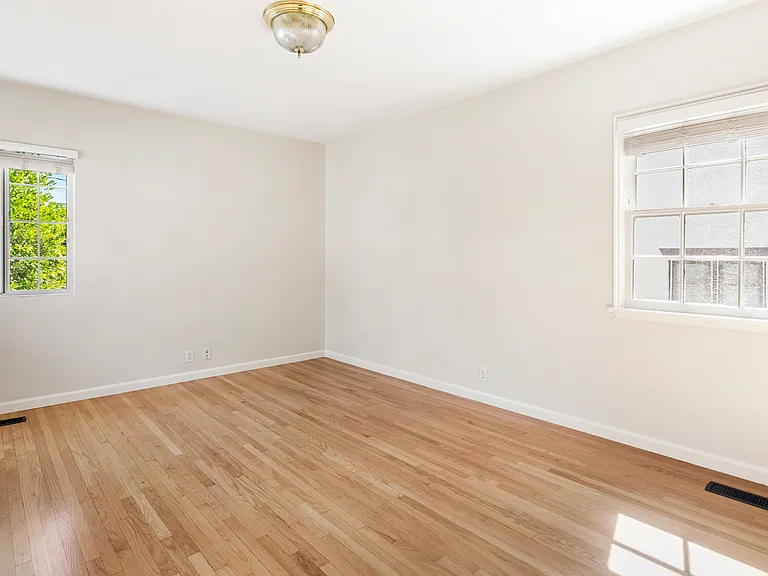 982 Athens St — Photo 27