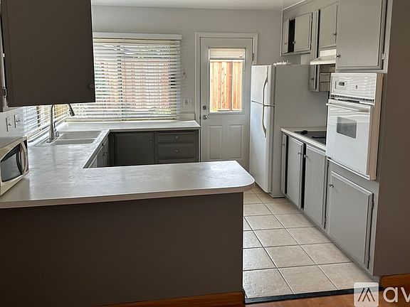 4th image of 6839 Penn Dr