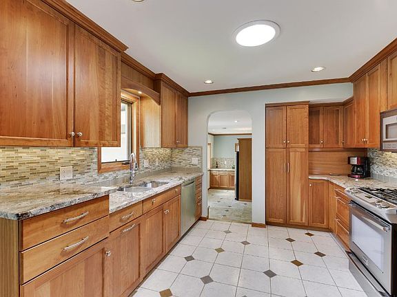 4th image of 1312 Burke Ave W
