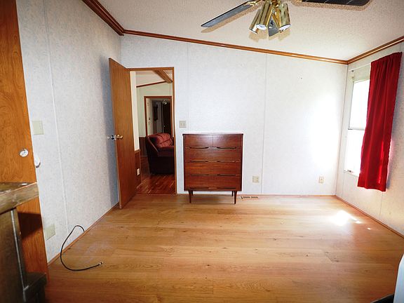 4th image of 10 Rock Hill Dr