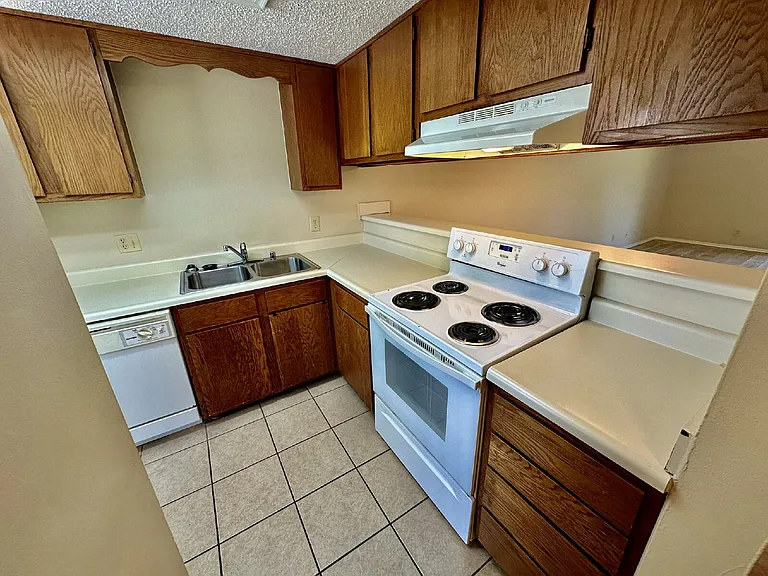 1320 W Linden St — Photo 24