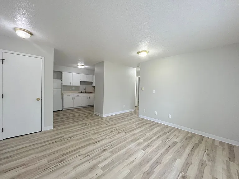 Burbank Village Apartments — Photo 11