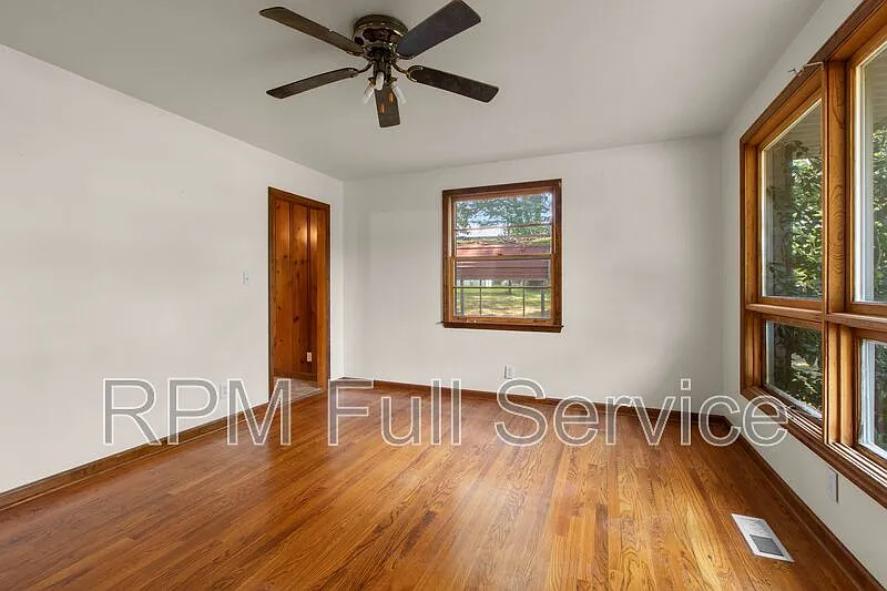 3 bed, 1.0 bath, 1040 sqft, $1,850 — Photo 3