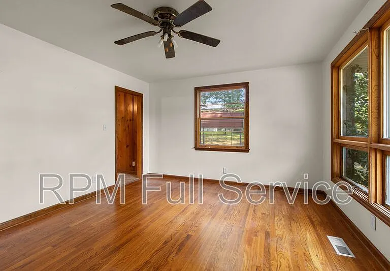 570 Carol Dr — Photo 3