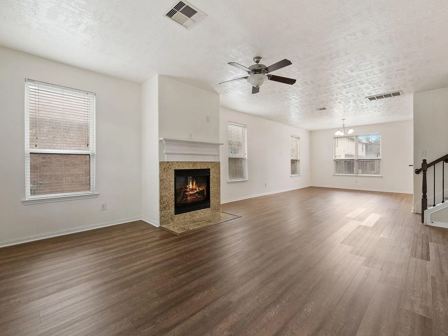 4 bed, 2.5 bath, 2433 sqft, $2,500 — Photo 2