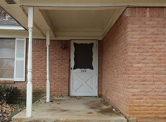 2nd image of 200 N Oaks Dr