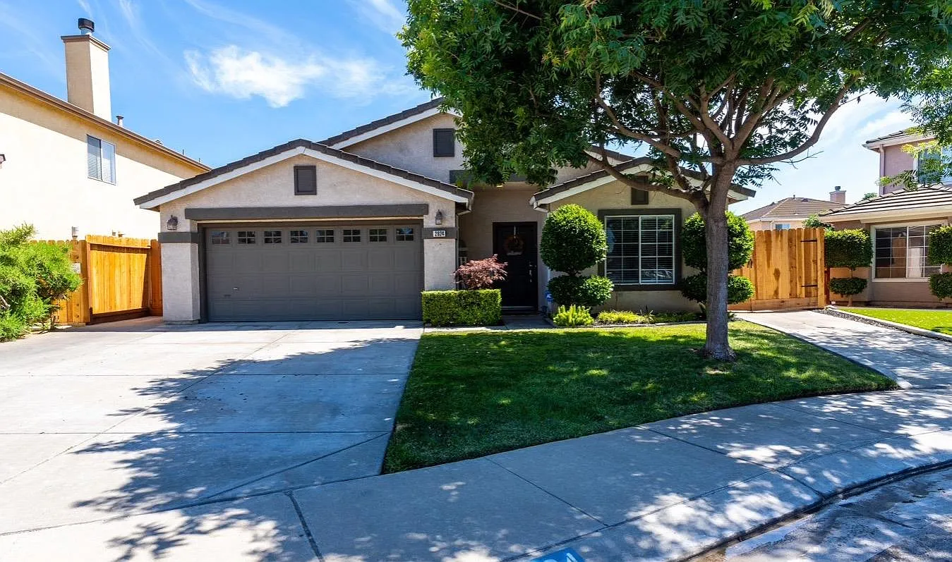 2024 Spring Ln photo 1