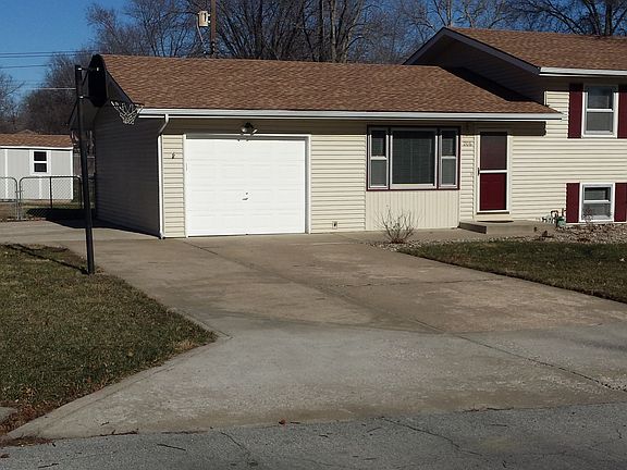 2nd image of 206 E 9th St