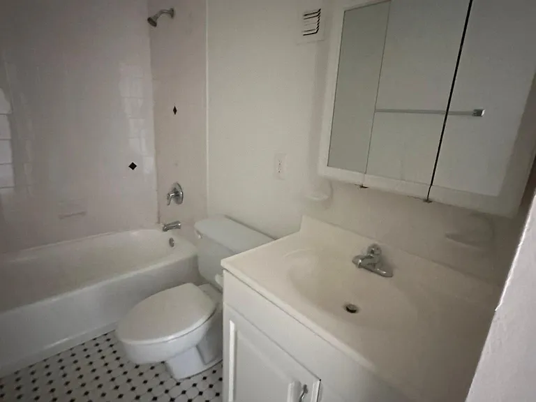 2135 Virginia Ave #13 — Photo 5