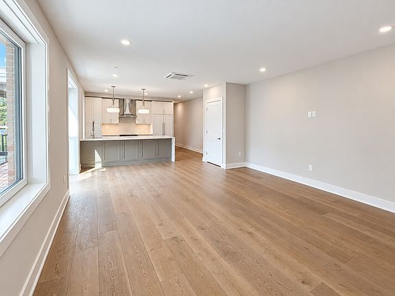 5th image of 804 E 7th St #203