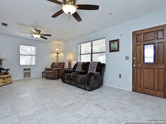 5th image of 137 E Greenbriar Dr