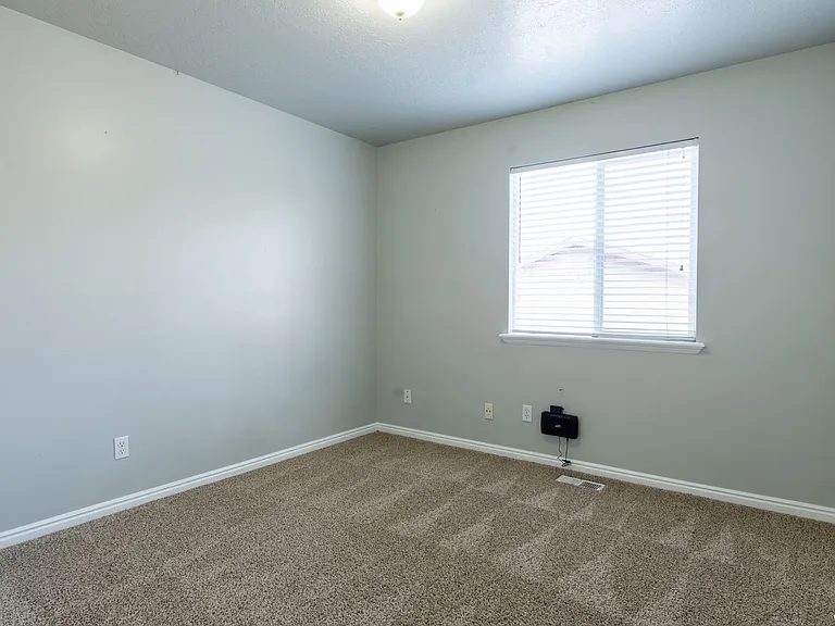 537 N 400 W — Photo 9