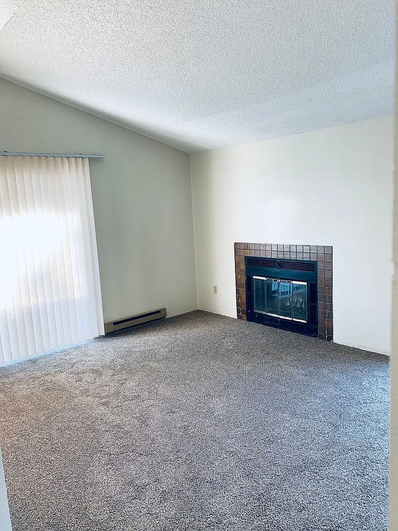 Fantastic Northside 1 Bedroom 1 Bath Mead School District Condo — Photo 2