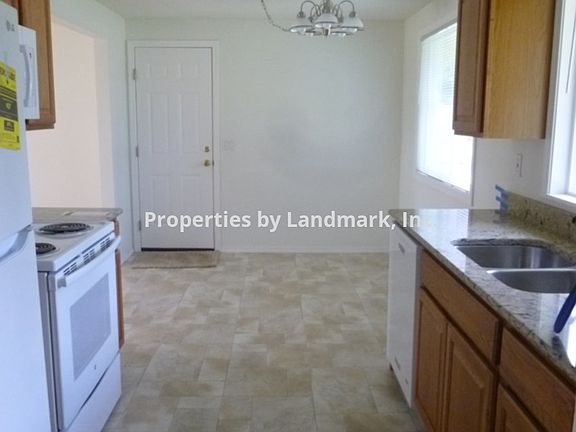 4th image of 510 E Bluff Dr
