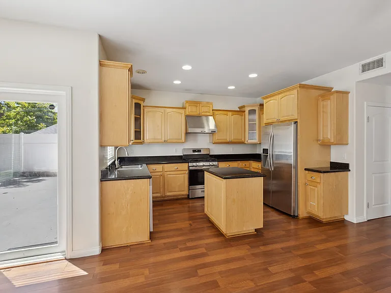 526 Houston Dr — Photo 3