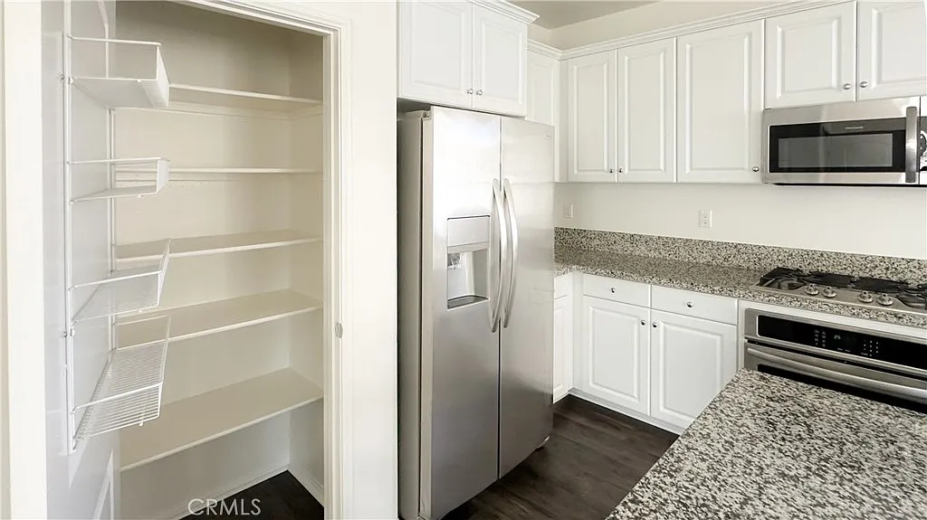 3 bed, 2.5 bath, 1974 sqft, $3,300 — Photo 4