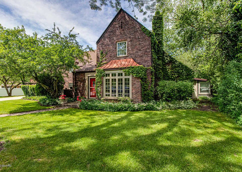 1st image of 2909 Beechwood Dr SE