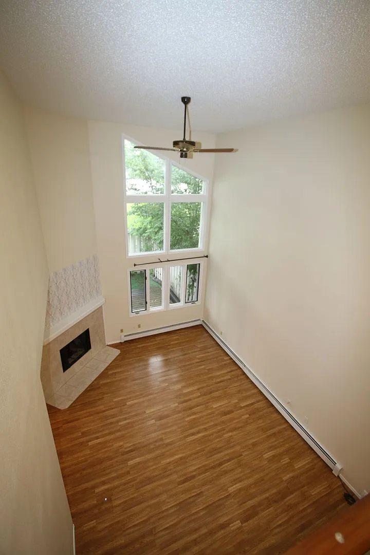 3 Bedroom Townhouse with Lake Access and Private Dock! — Photo 3