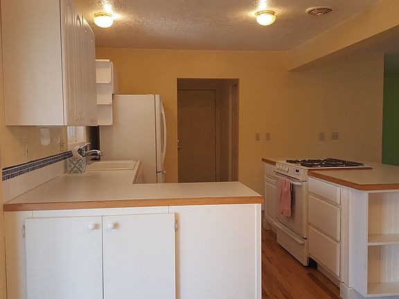 3rd image of 4628 SE Rockwood St