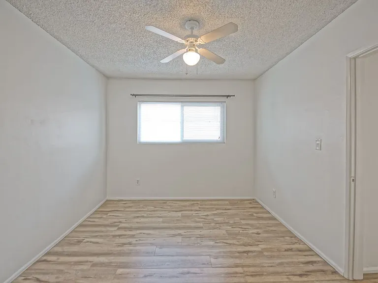 2307 Carnegie Ln — Photo 17