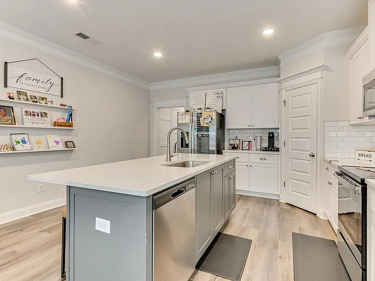 1055 Linsmore Ave — Photo 14