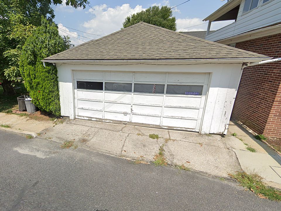Detached garage