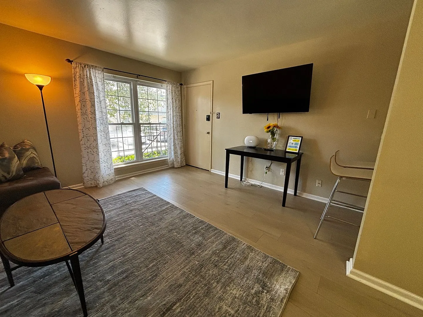 Furnished, Midtown One Bedroom Apartment — Photo 2