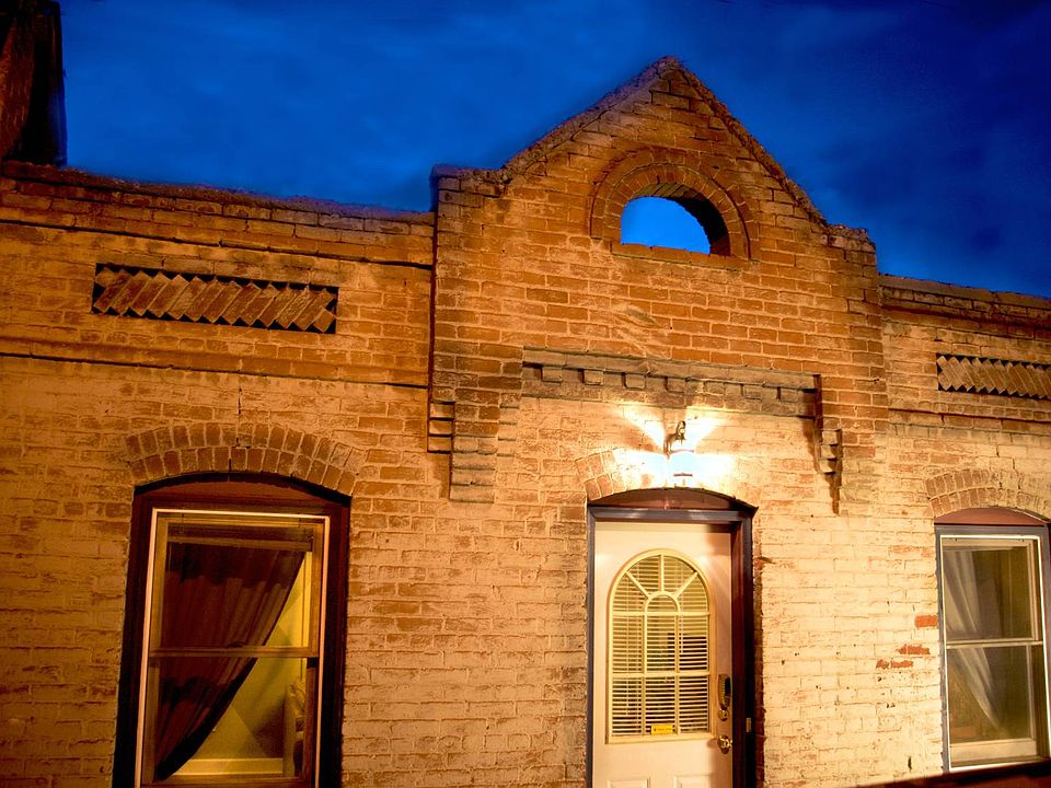 THE CABINET HOUSE - Private cottage Located directly behind our other historic homes.