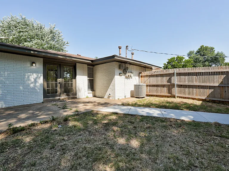 2212 Donna Dr — Photo 27