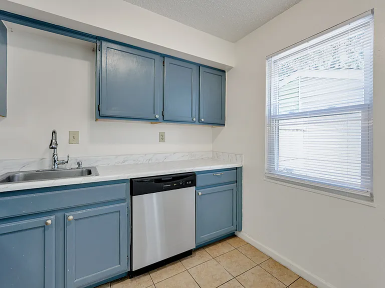1132 Clear Springs Rd — Photo 9