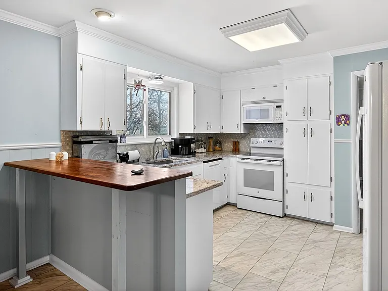 1108 Edgewood Dr NW — Photo 7
