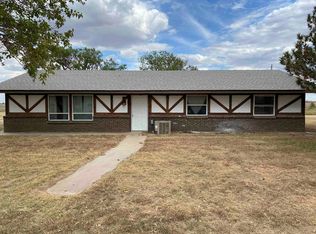402 S Main St, Gage, OK 73843