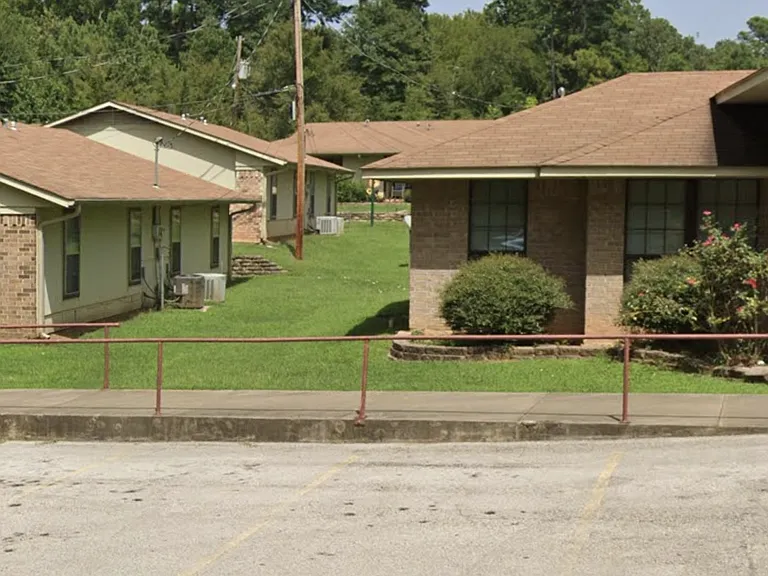 1001 Lakeview Dr — Photo 2