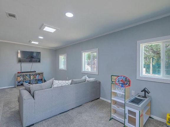 2nd image of 2909 Dakota St NE