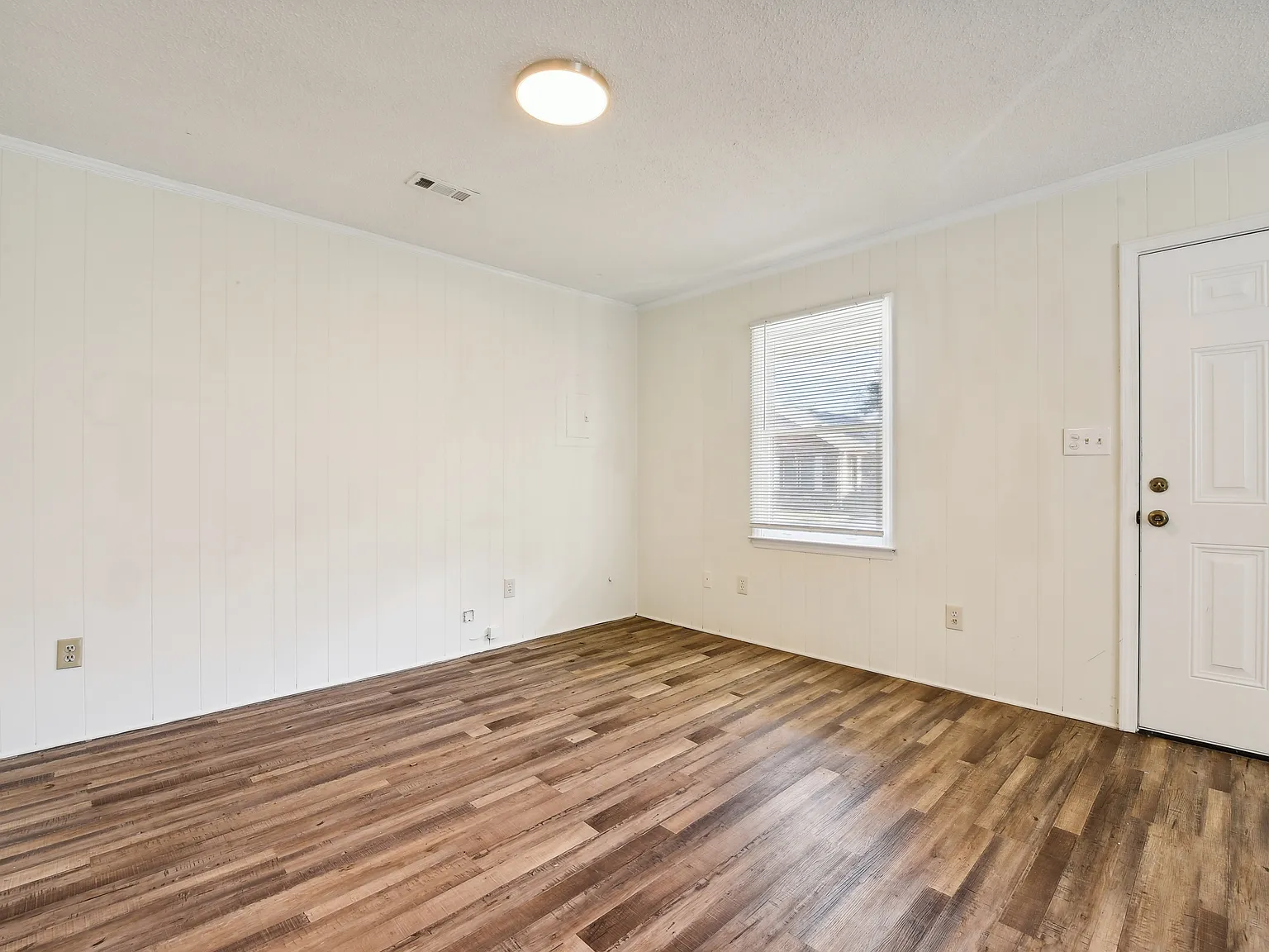 631 Moran St — Photo 4