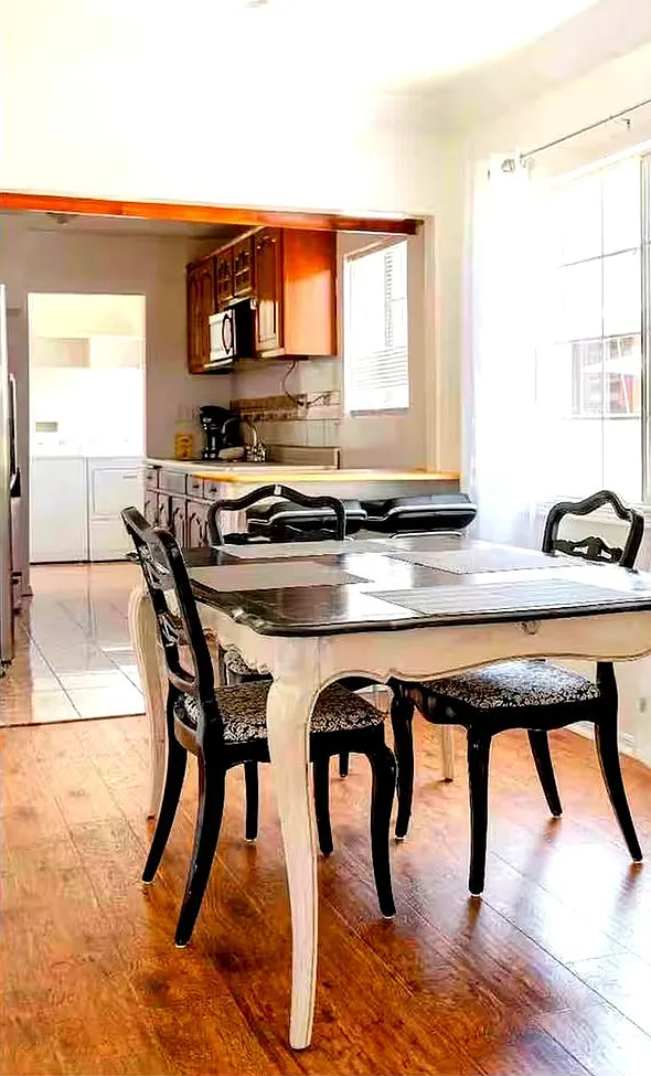 Charming 1BR Duplex in Los Angeles — Photo 4