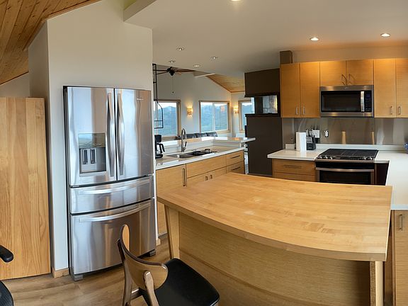 Side of kitchen with more kitchen seating.