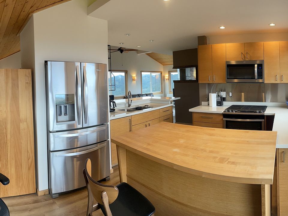 Side of kitchen with more kitchen seating.