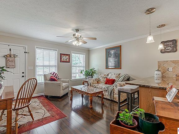 3rd image of 315 Cottrell Ln