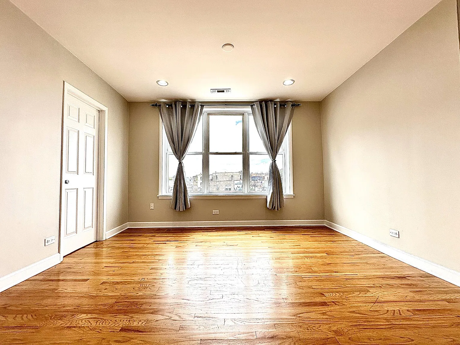 2361 N California Ave — Photo 4