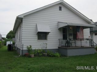 525 Whitelaw Ave, Wood River, IL 62095