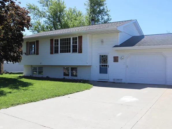 708 E College St, Toledo, IA 52342