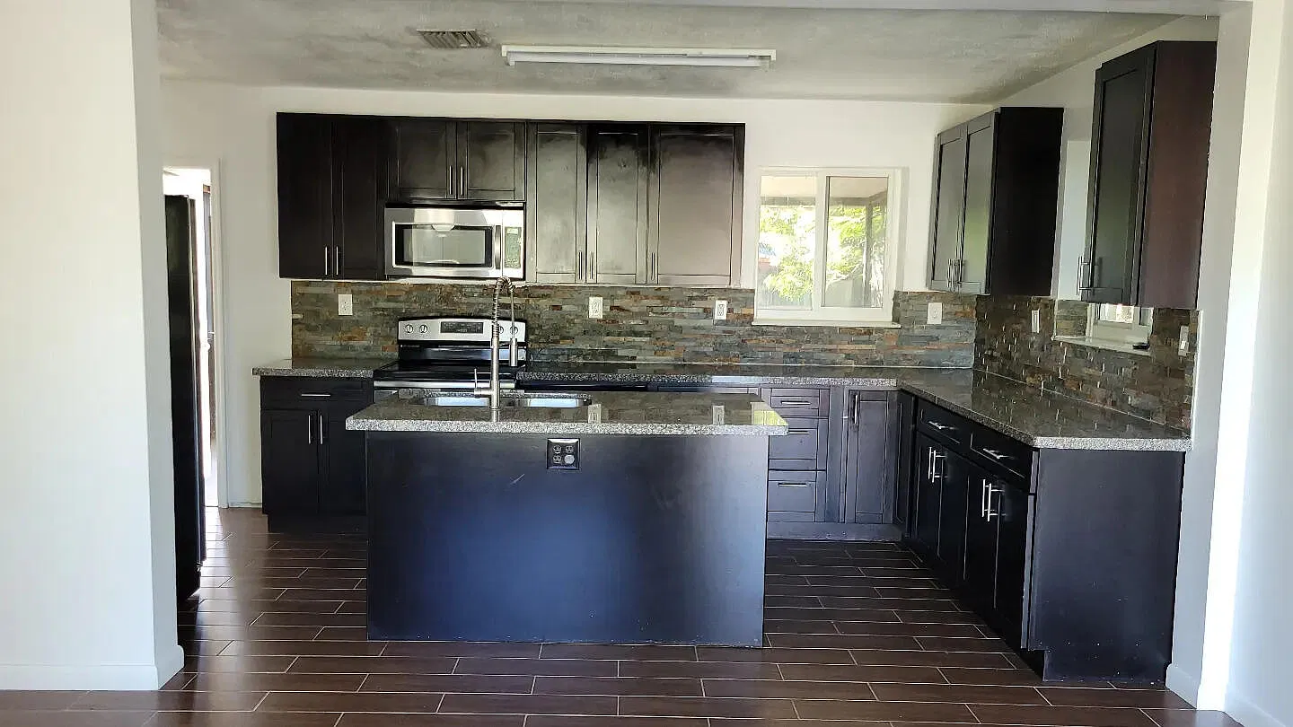 3 bed, 2.0 bath, 998 sqft, $3,000 — Photo 2
